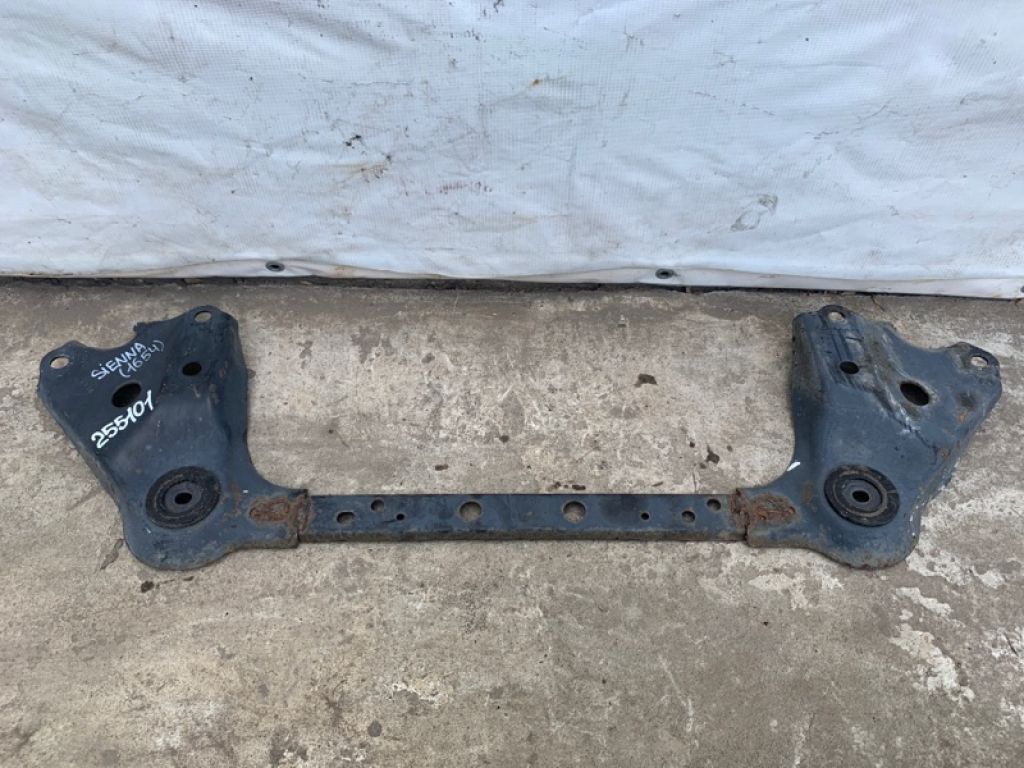 544C4-1KA0B | Крепление балки подвески передн. NISSAN JUKE 10-19 - Фото 2