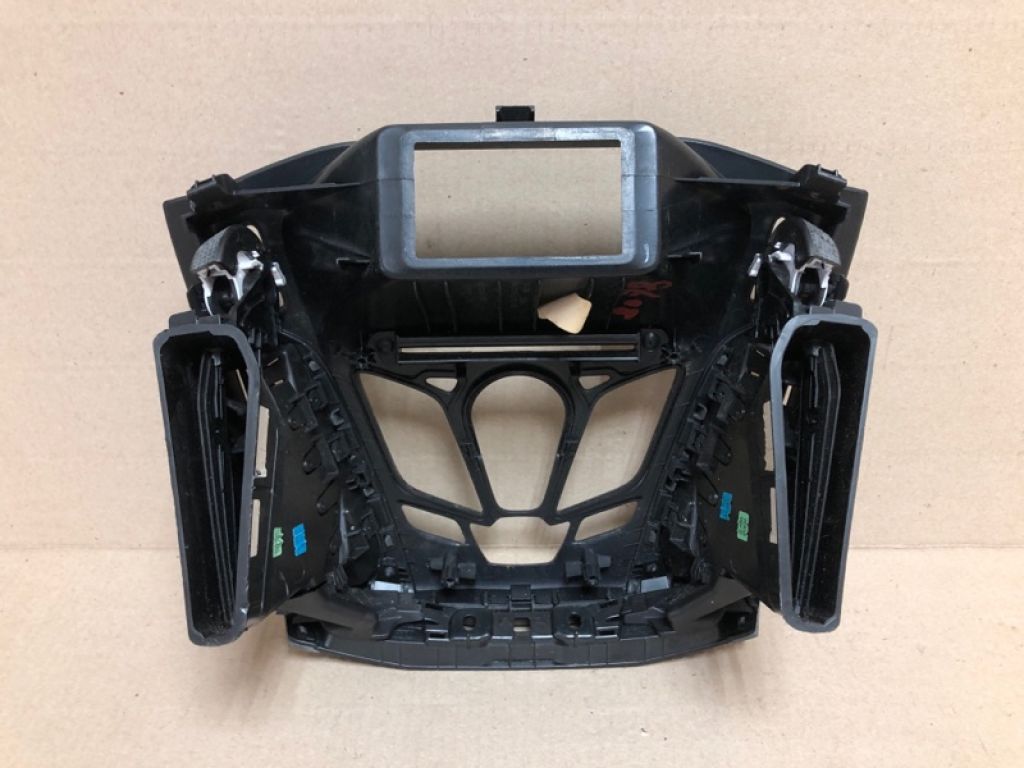 CV6Z-18842-JA | Накладка торпедо під магнітолу FORD FOCUS 10-18 - Фото 2