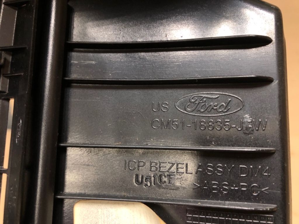 CV6Z-18842-JA | Накладка торпедо під магнітолу FORD FOCUS 10-18 - Фото 3