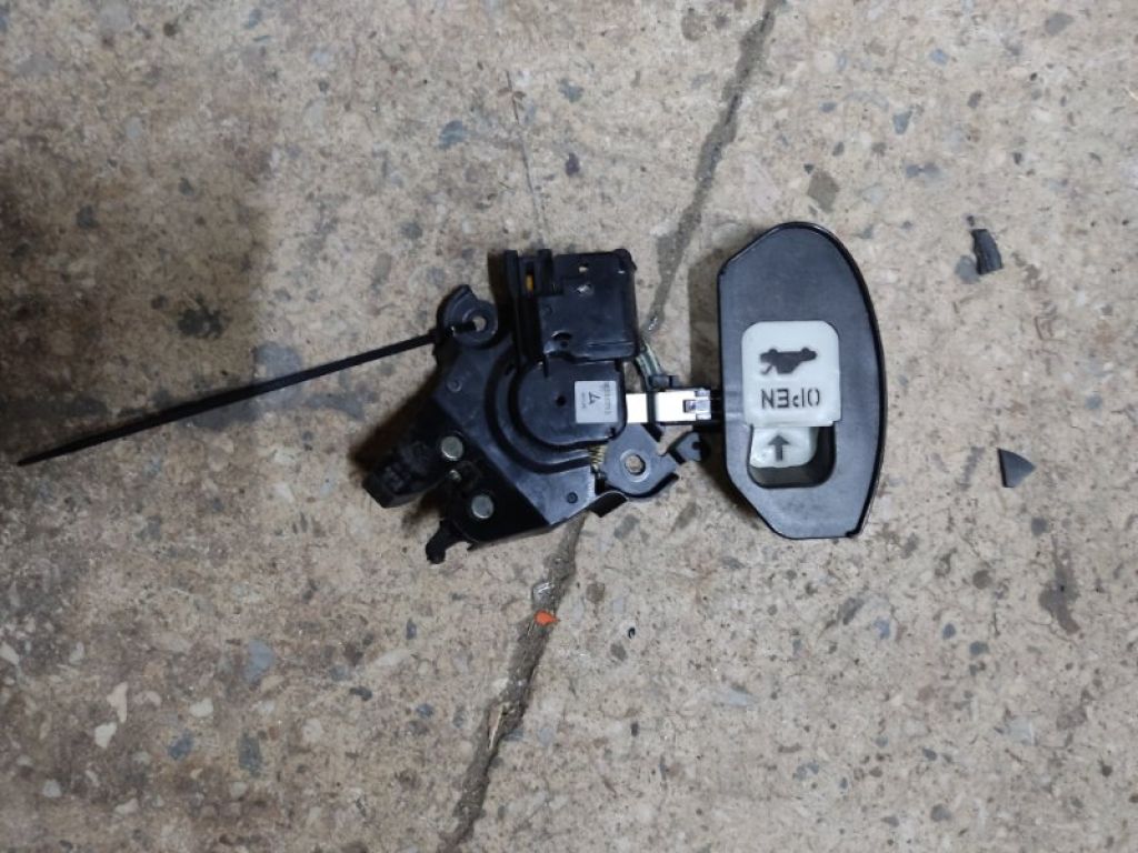 BBM4-56-820B | Замок крышки багажника MAZDA 3 BL 09-13