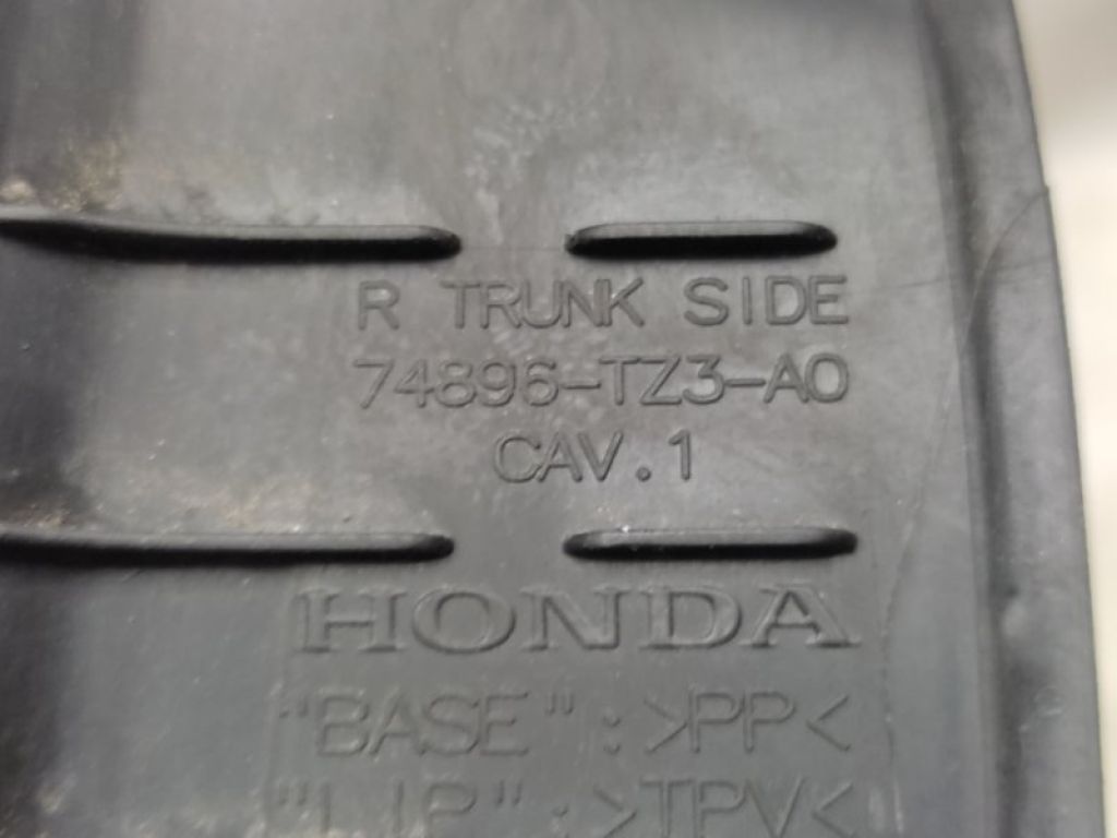 74896-TZ3-A00 | накладка кришки багажника задн. прав. ACURA TLX 14-17 - Фото 3