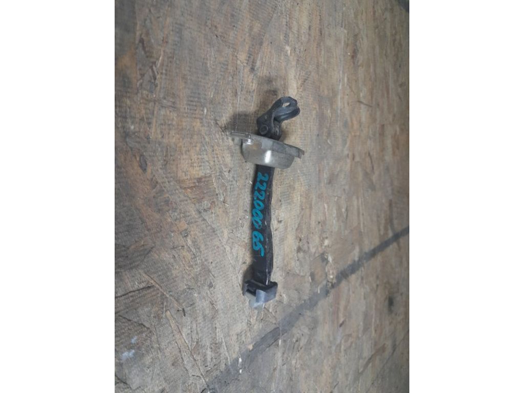 68610-33091 | Обмежувач дверей передн. прав. TOYOTA CAMRY 50 12-15