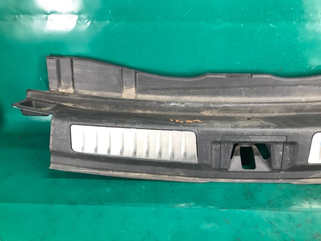 84992-5DK0A | Накладка на поріг багажника INFINITI QX30 16-20 - Фото 3