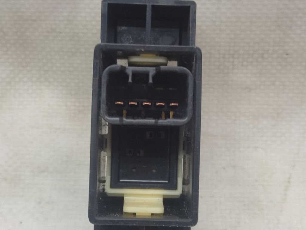 MR587944 | Кнопка склопідіймача задн. прав. MITSUBISHI OUTLANDER XL 05-13 - Фото 3