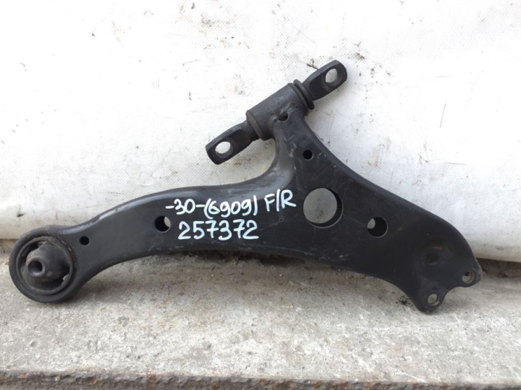 48068-06070 | Рычаг передней подвески нижний прав. TOYOTA CAMRY 30 02-06