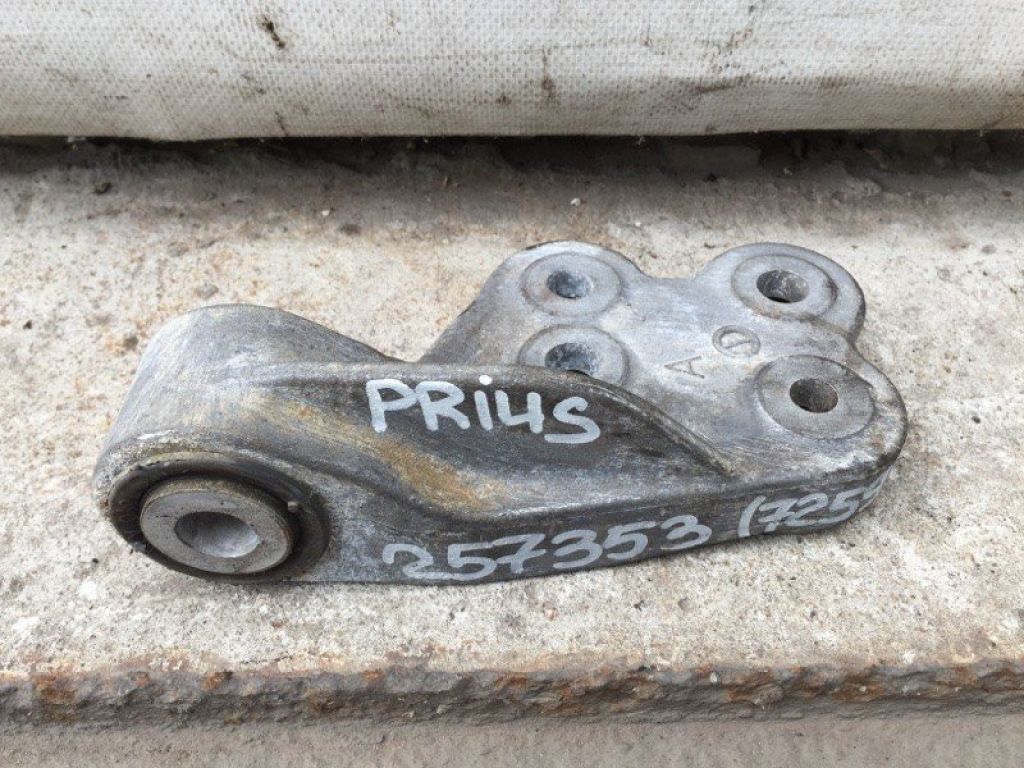 12364-37040 | Кронштейн двигуна задн. TOYOTA PRIUS 16-