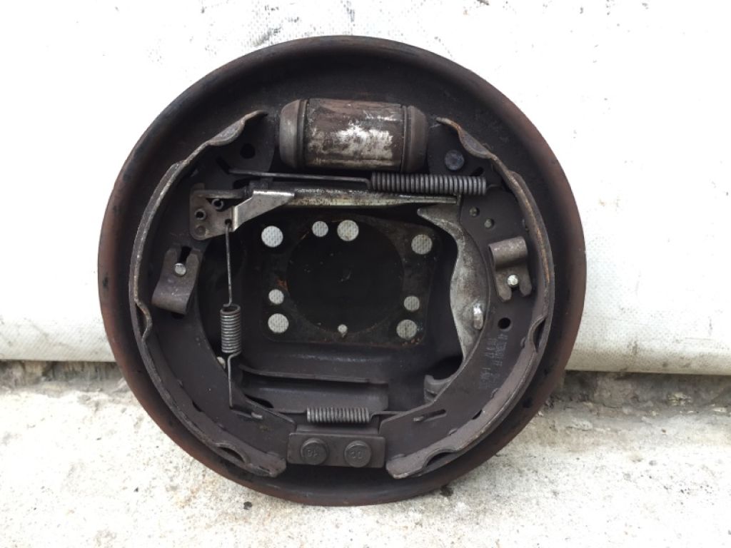 8V5Z-2212-B | Тормозной механизм задн. лев. FORD FIESTA 08-17