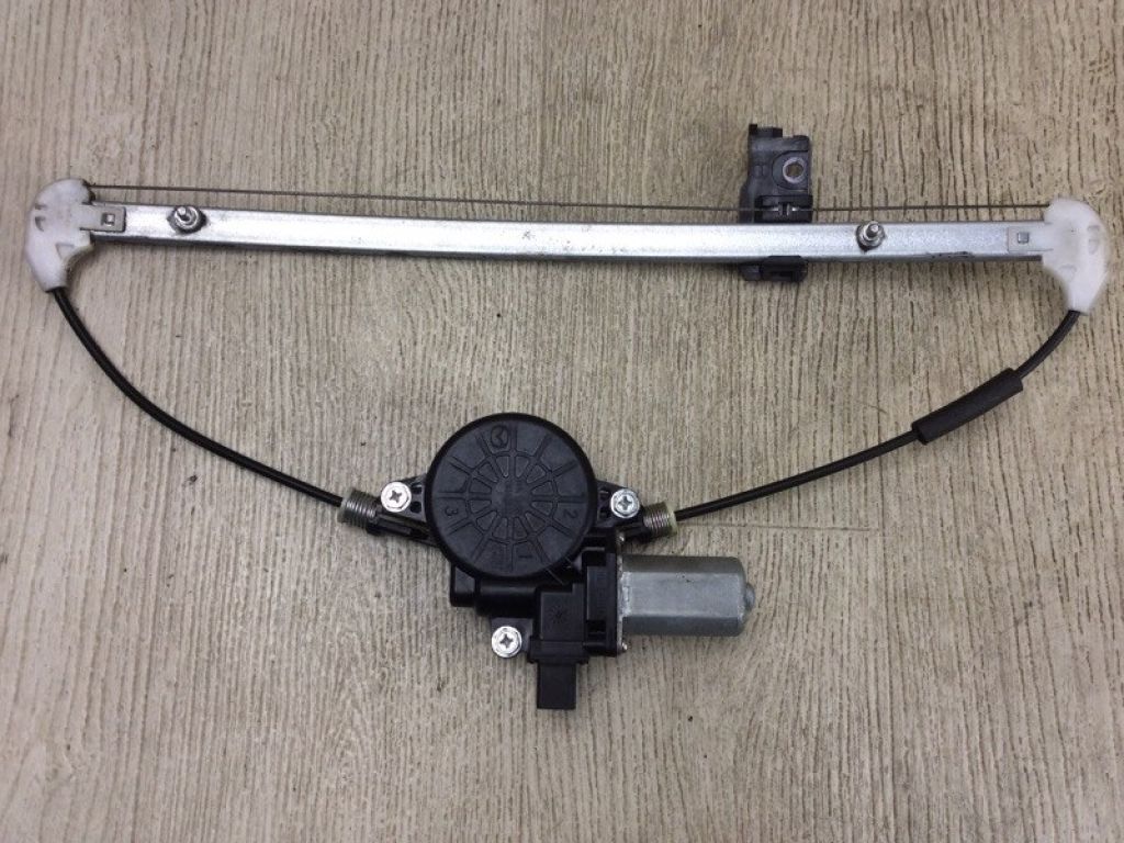 BBM4-73-590 | Склопідйомник задн. лів. MAZDA 3 BL 09-13