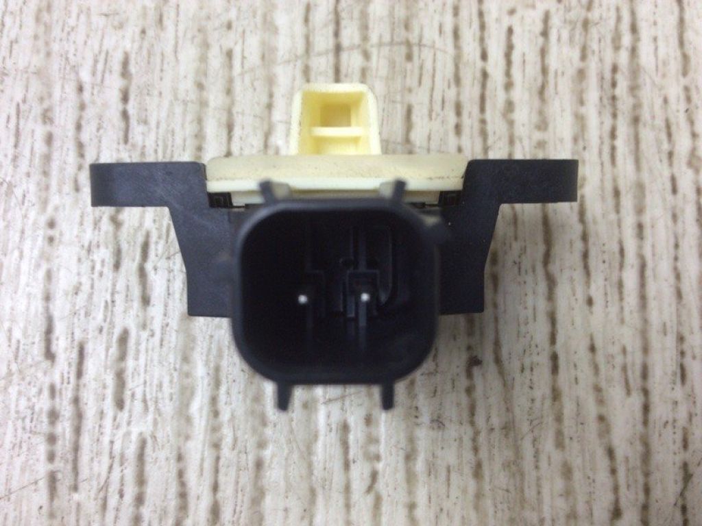 BBM4-57-KC0 | Датчик удара MAZDA 3 BL 09-13 - Фото 5