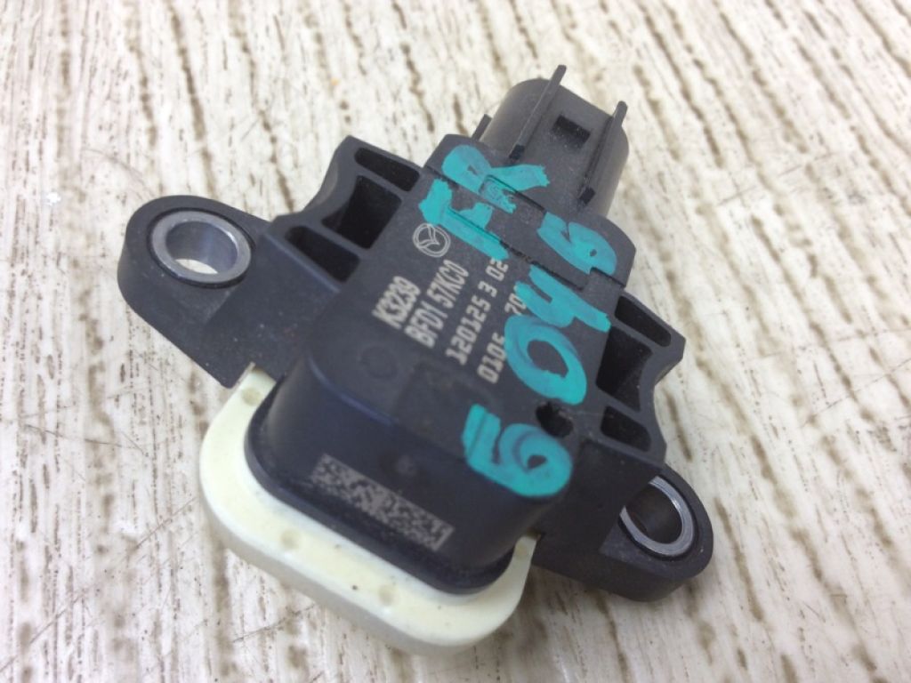 BBM4-57-KC0 | Датчик удара MAZDA 3 BL 09-13 - Фото 3