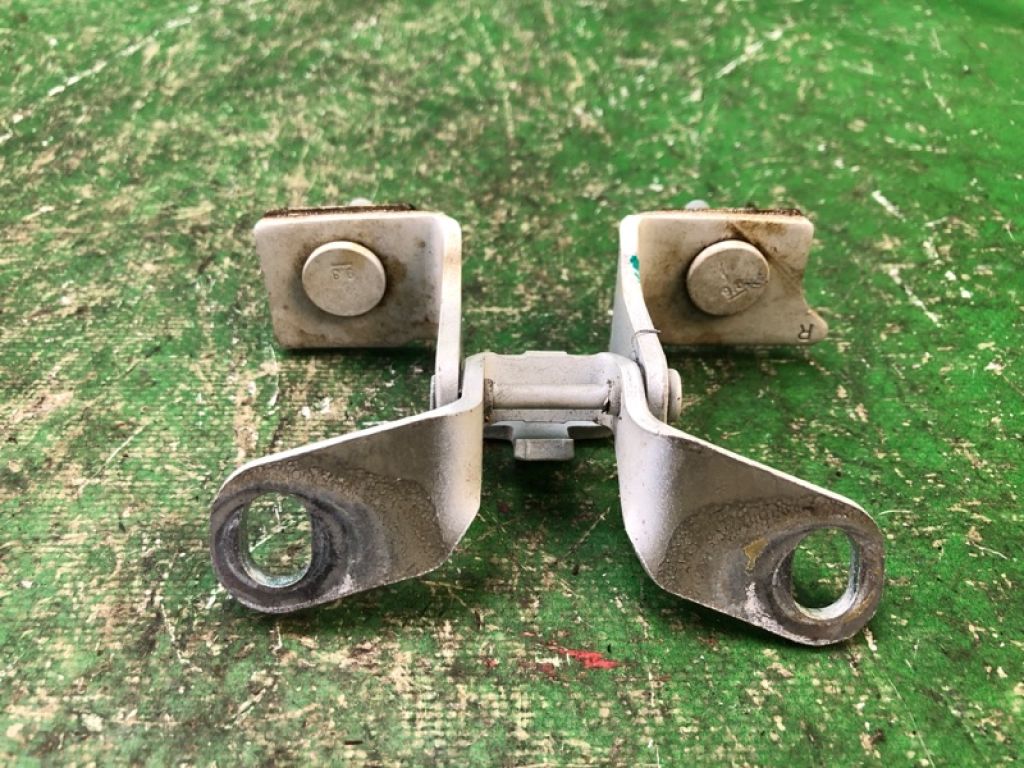 4589530AA | Петля крышки багажника задн. прав. JEEP COMPASS 06-16