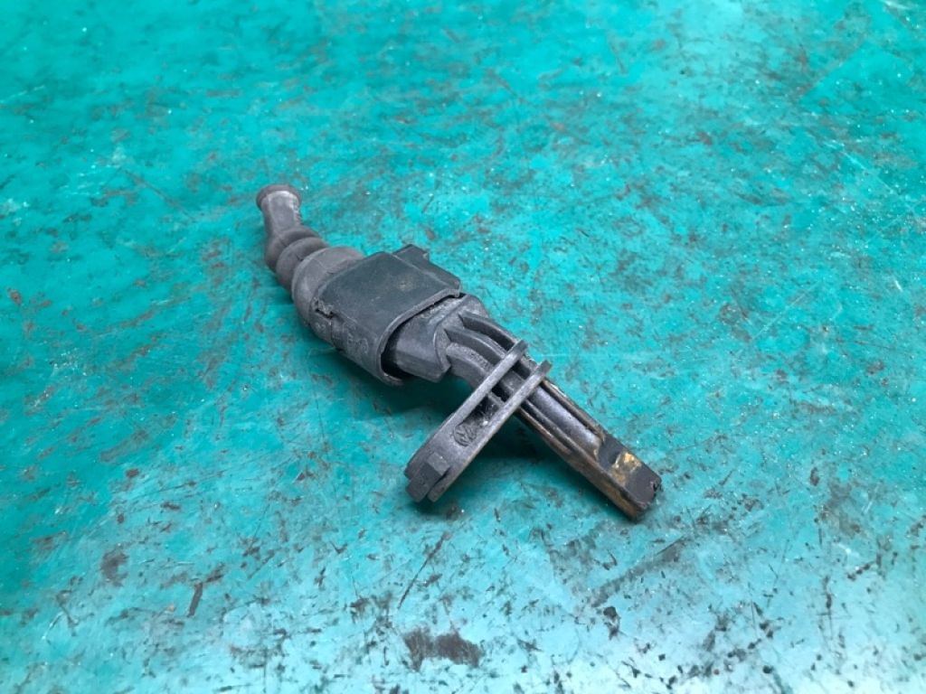 WHT 003 856 | Датчик ABS передн. прав. VOLKSWAGEN JETTA USA 10-17