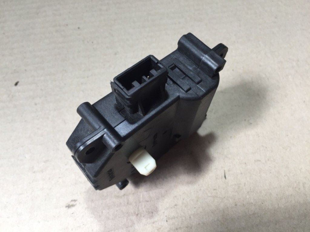 TD14-61-A70 | Моторчик заслонки печки задн. MAZDA CX-9 06-16 - Фото 3