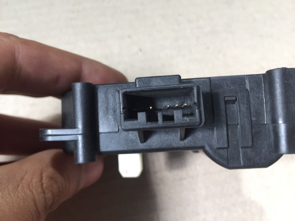 TD14-61-A70 | Моторчик заслонки печки задн. MAZDA CX-9 06-16 - Фото 4