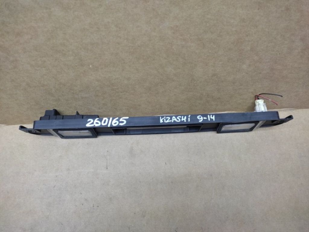 72810-57L00 | Панель підсвічування номера SUZUKI KIZASHI 09-14 - Фото 3