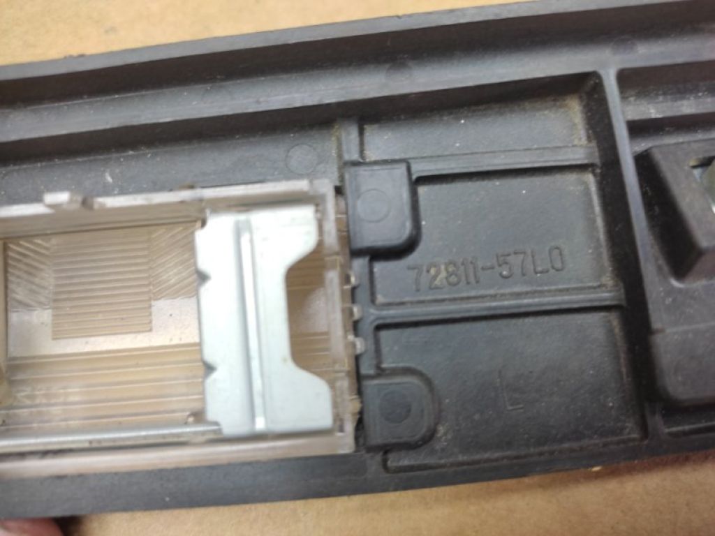 72810-57L00 | Панель підсвічування номера SUZUKI KIZASHI 09-14 - Фото 4