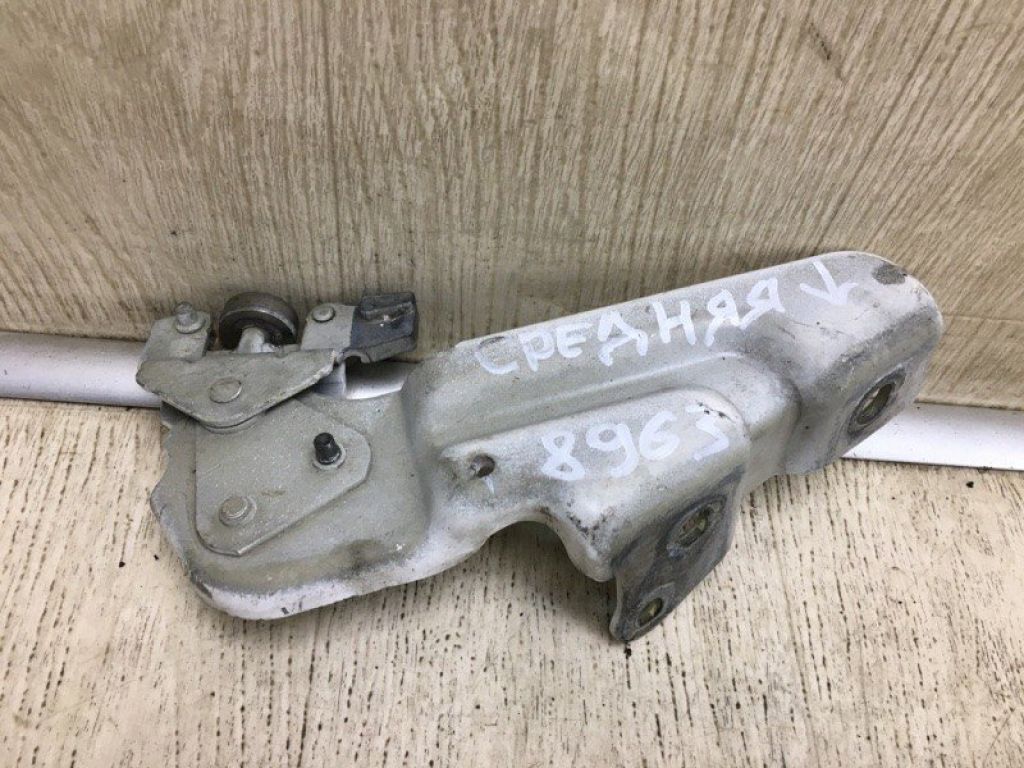 82420-JX00B | Ролик сдвижной двери нижний прав. NISSAN NV200 USA 13-