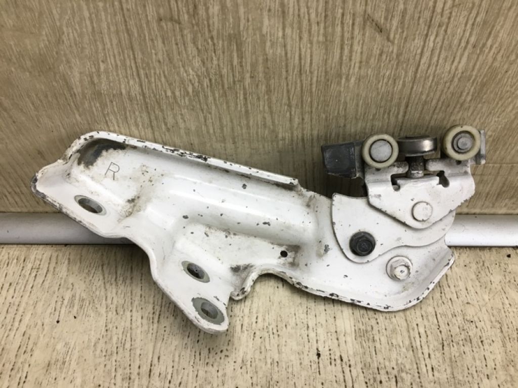 82420-JX00B | Ролик сдвижной двери нижний прав. NISSAN NV200 USA 13- - Фото 3