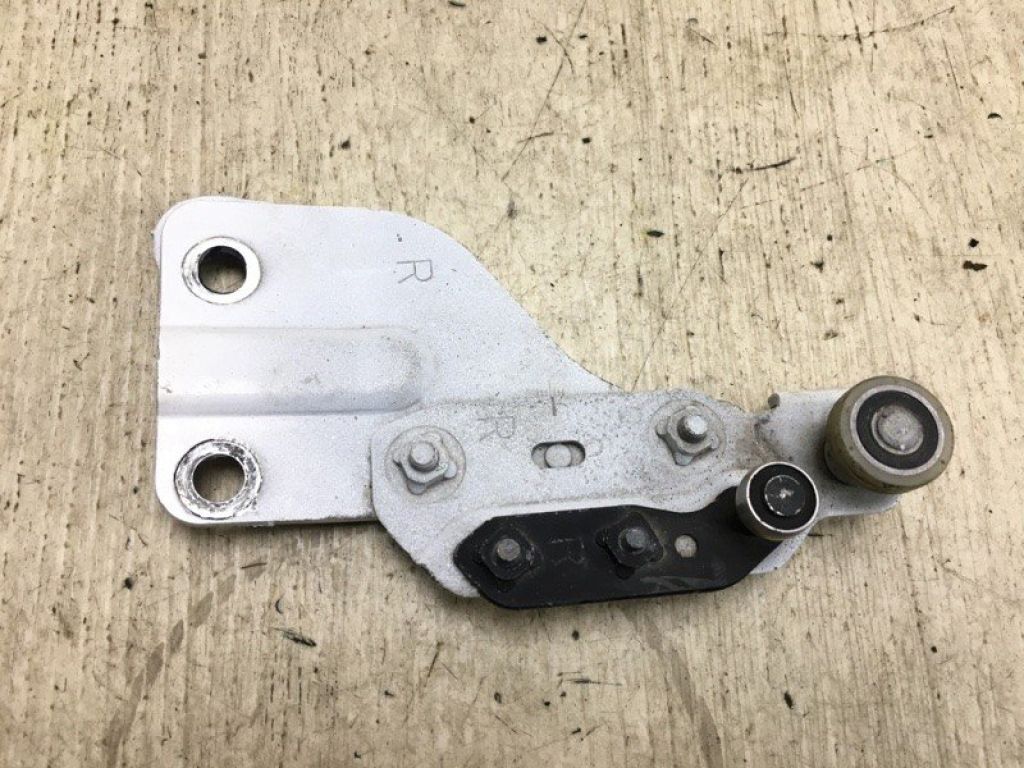 82400-JX00A | Ролик сдвижной двери верхний прав. NISSAN NV200 USA 13- - Фото 2