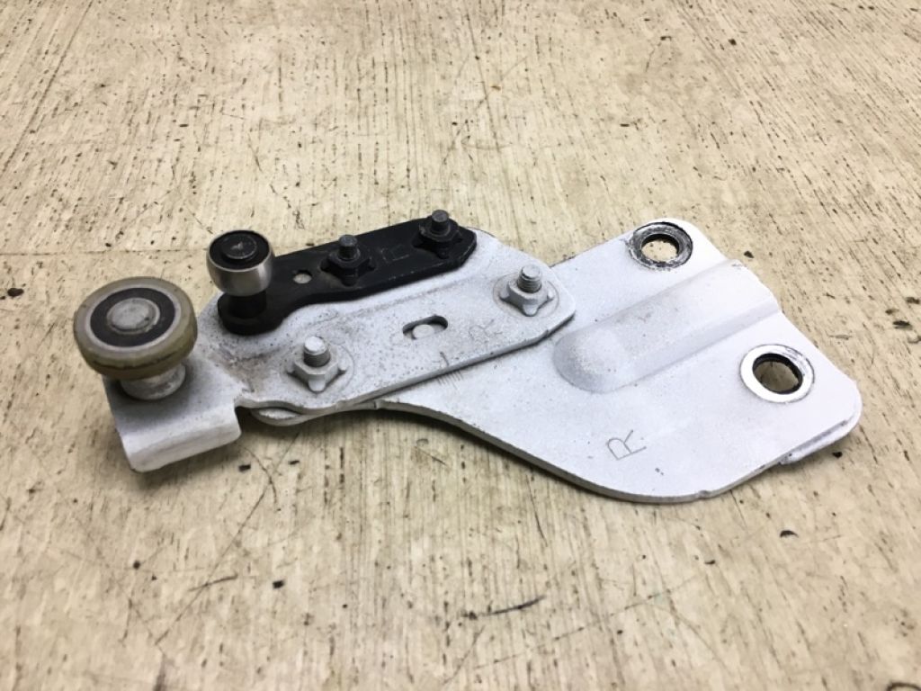 82400-JX00A | Ролик сдвижной двери верхний прав. NISSAN NV200 USA 13- - Фото 3