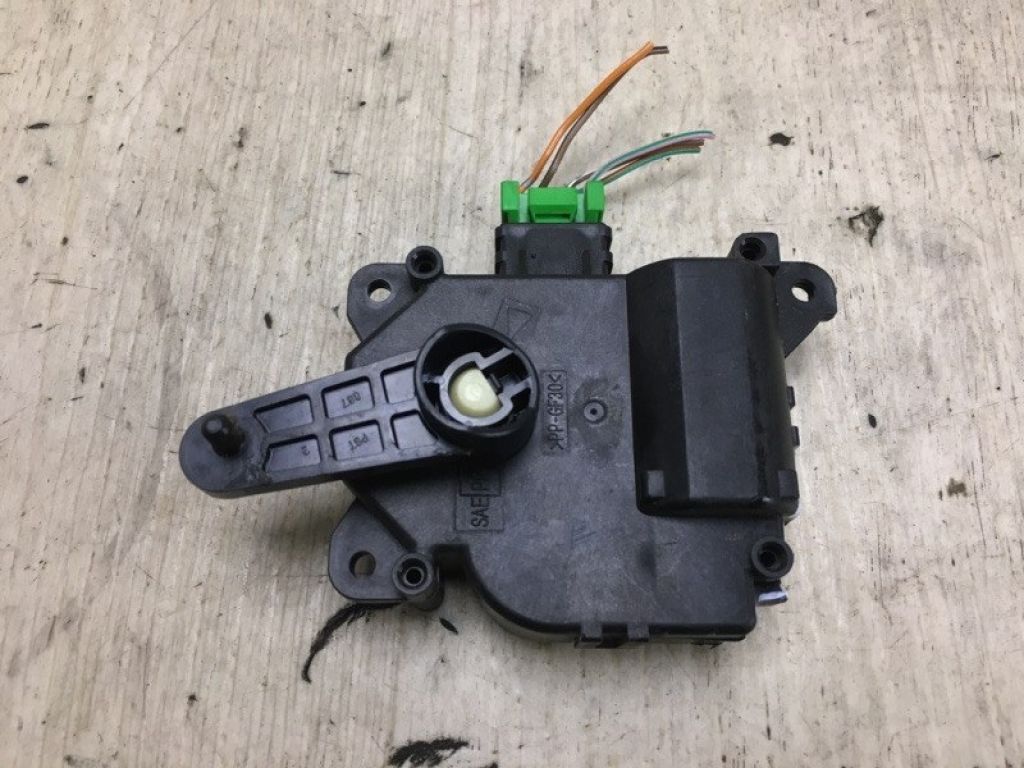 L207-61-A60 | Моторчик заслінки пічки MAZDA CX-9 06-16