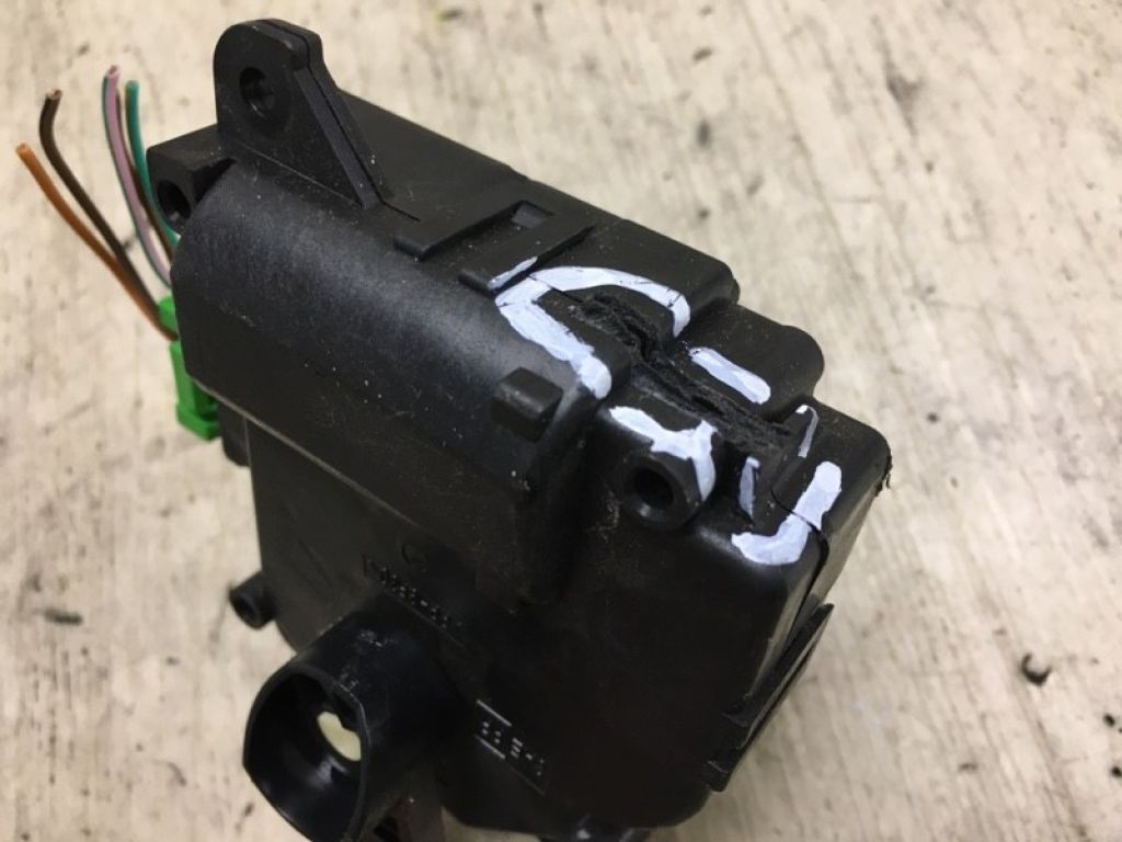 L207-61-A60 | Моторчик заслінки пічки MAZDA CX-9 06-16 - Фото 4