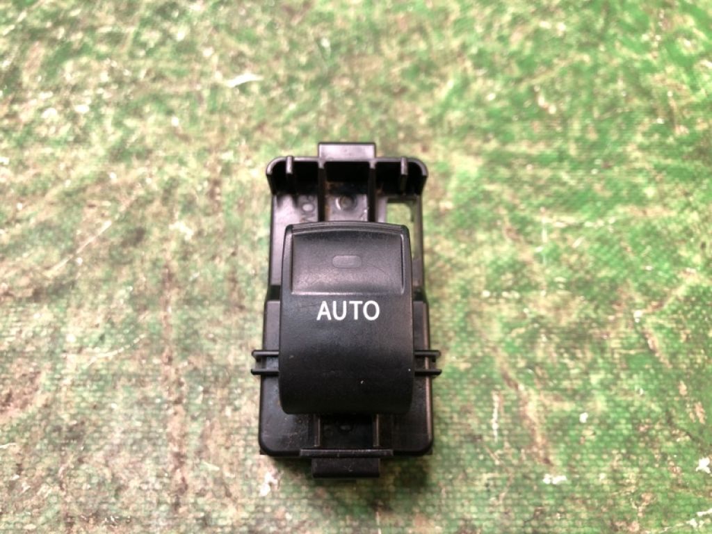 84810-33120 | Кнопка стеклоподъемника передн. прав. TOYOTA VENZA 09-16