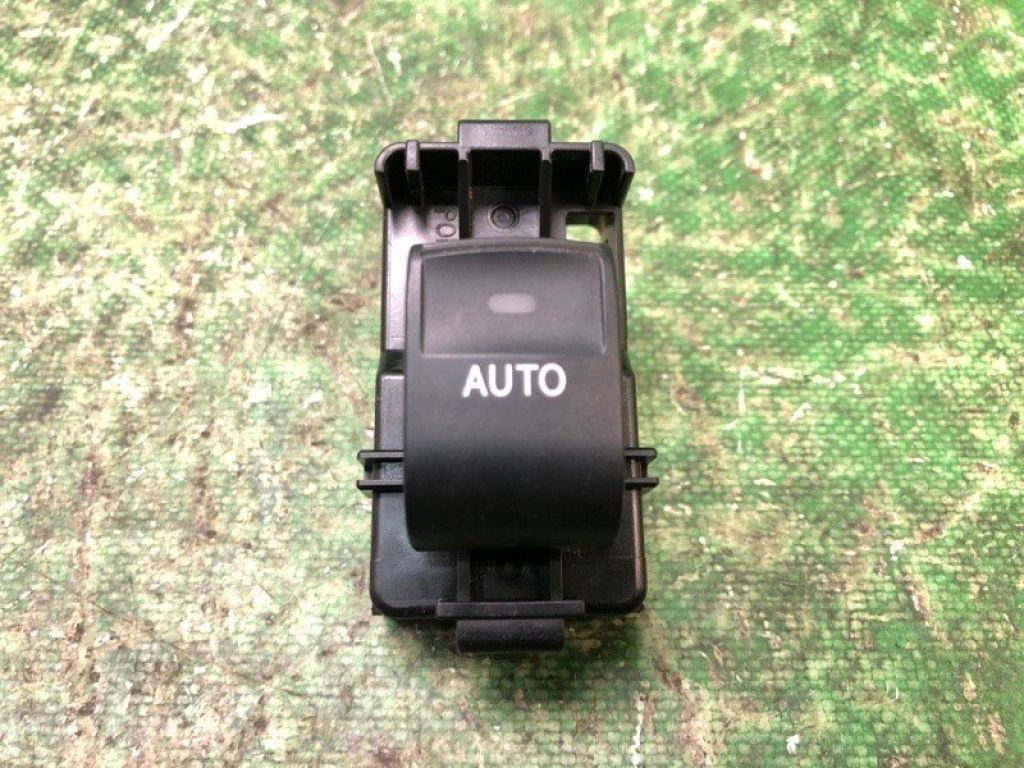 84810-33120 | Кнопка склопідіймача задн. TOYOTA CAMRY 40 06-11