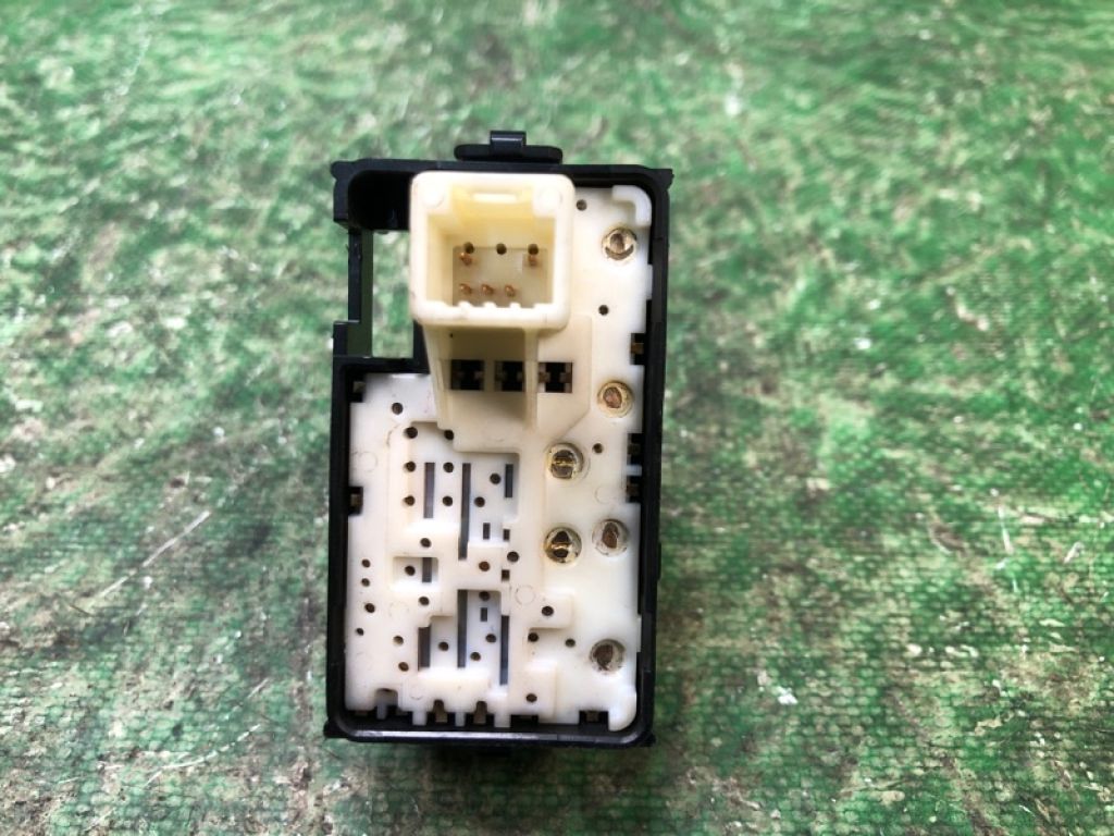 84810-33120 | Кнопка склопідіймача задн. TOYOTA CAMRY 40 06-11 - Фото 3