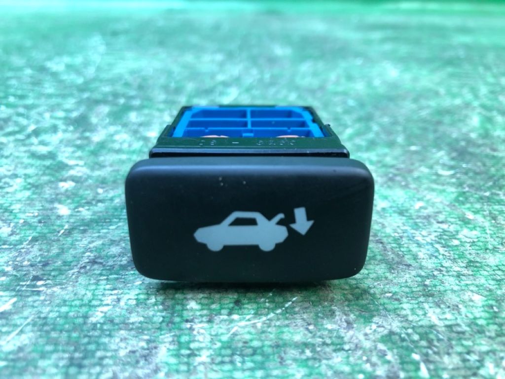 84930-50050 | Кнопка закрывания крышки багажника LEXUS LS460 06-12