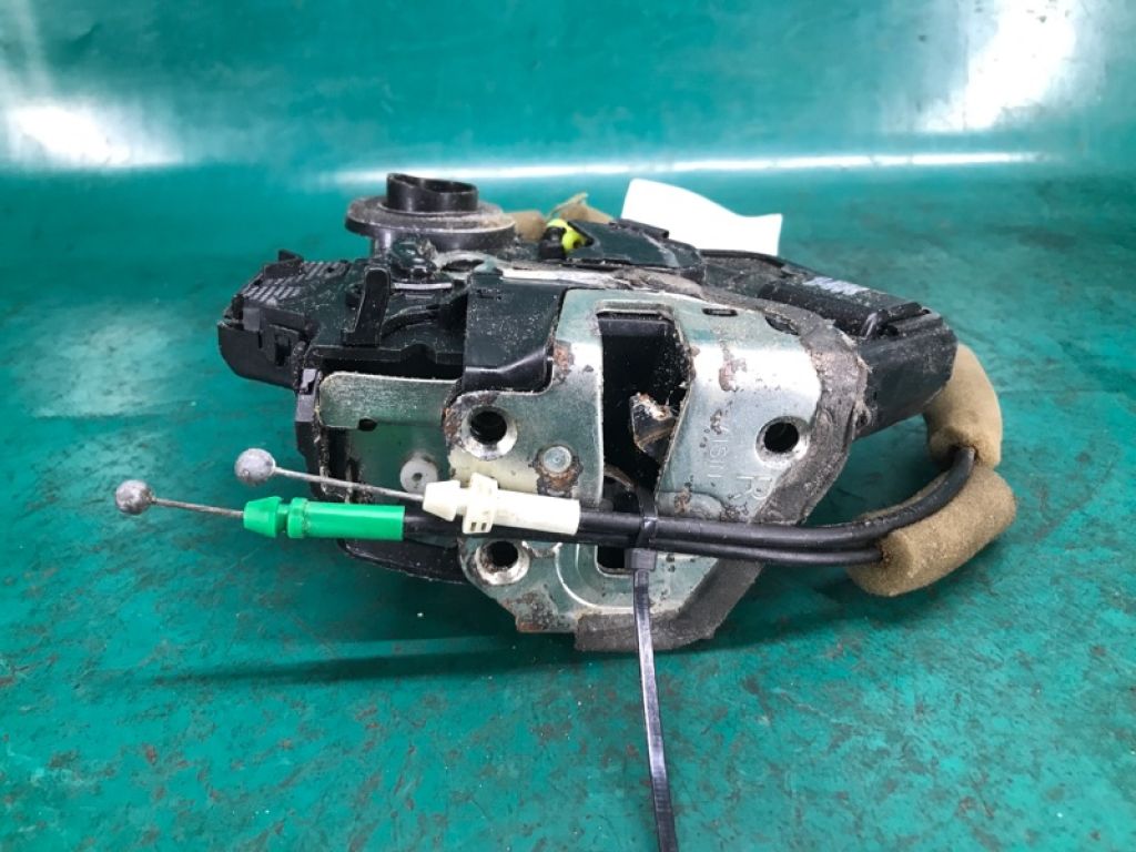 69050-0E010 | Замок двері задн. прав. LEXUS RX300/330/350/400 03-09