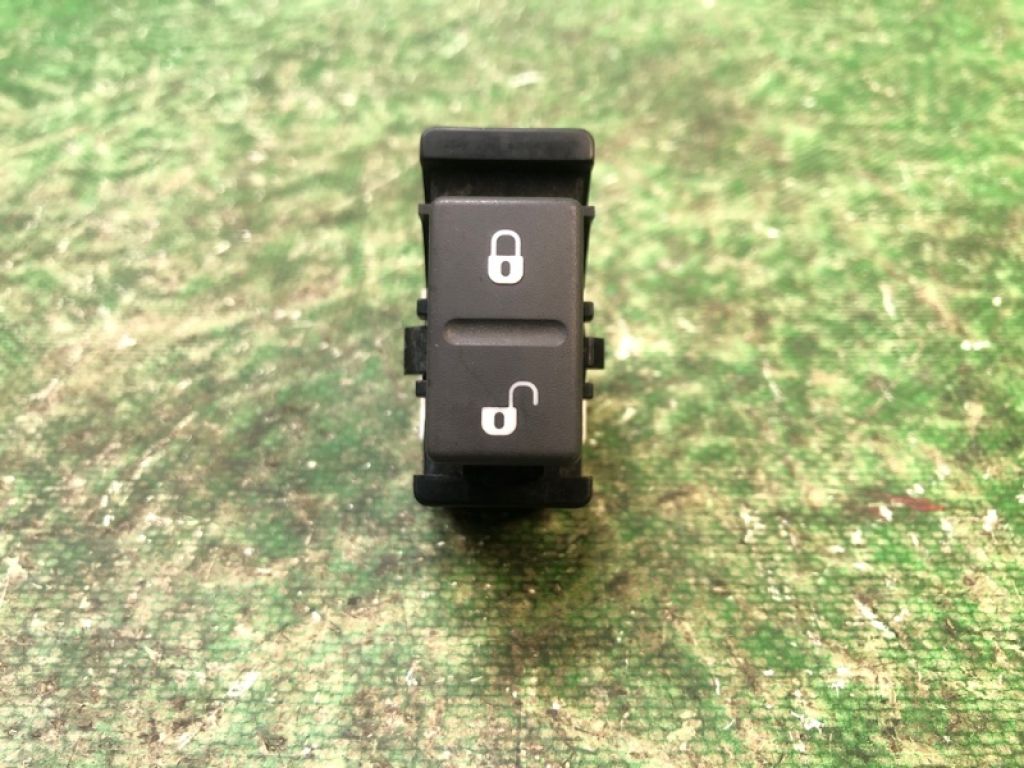 83073XA00A | Кнопка центрального замка передн. прав. SUBARU TRIBECA B10 07-13