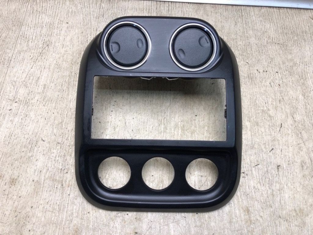 1PL231DVAB | Накладка торпедо-центр. JEEP PATRIOT 10-17