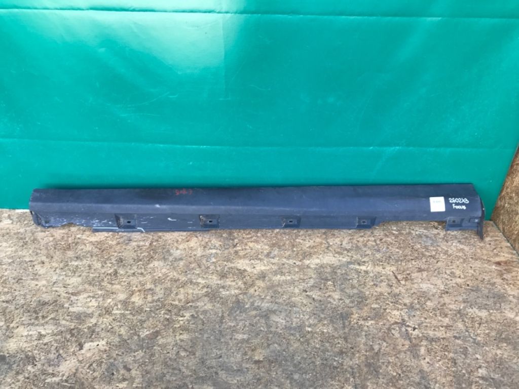 CP9Z-581017-7B | Накладка порога наружная лев. FORD FOCUS 10-18