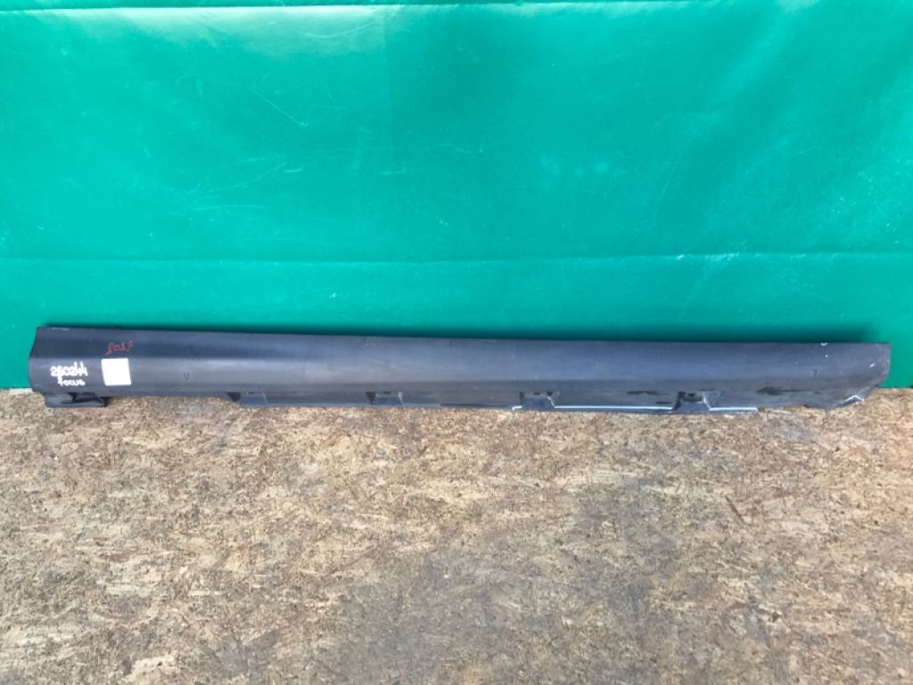 CP9Z-5810176-B | Накладка порогу зовнішня прав. FORD FOCUS 10-18