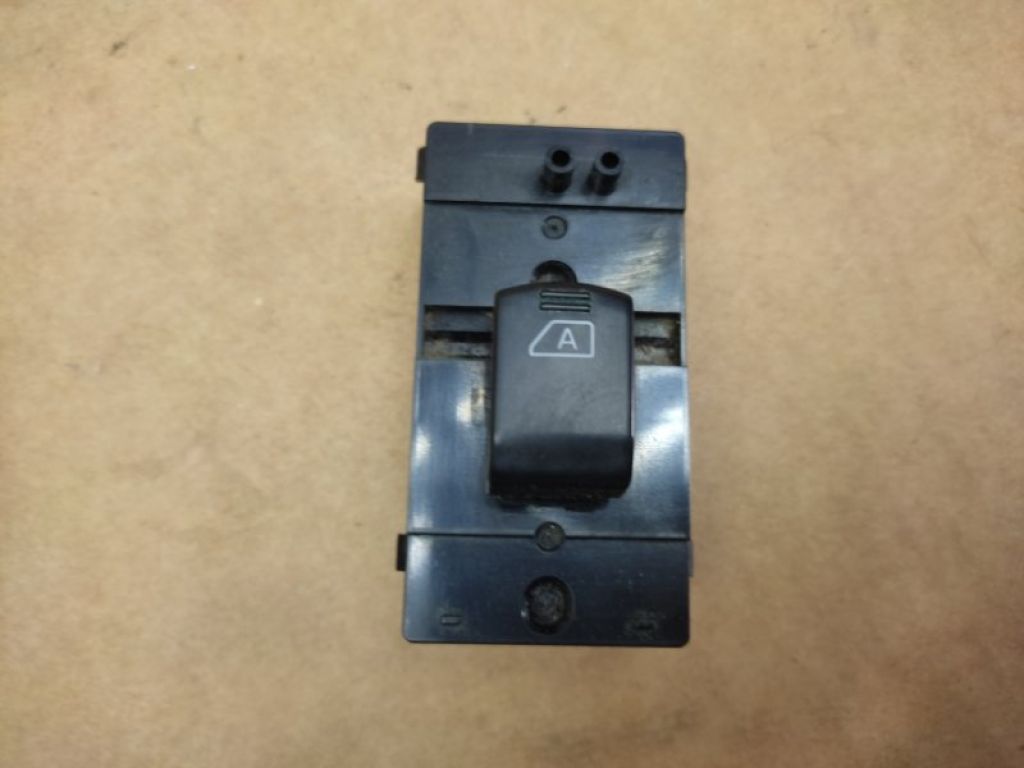 25421-EH100 | Кнопка склопідіймача задн. INFINITI M35/M45 04-10