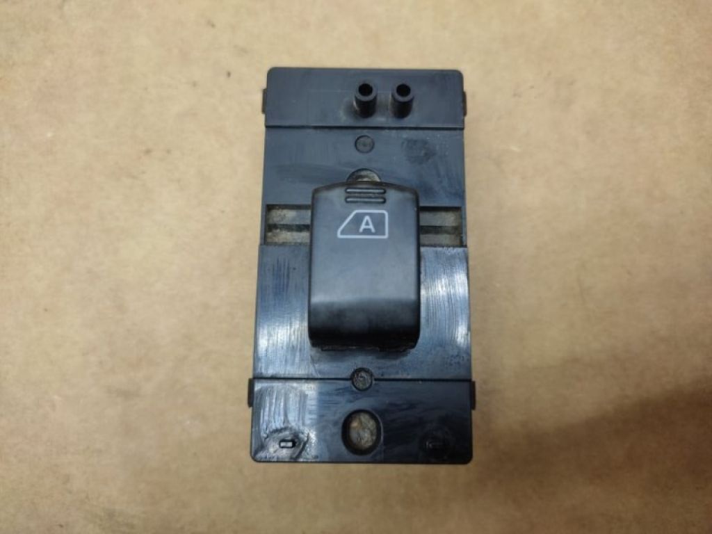 Кнопка склопідіймача задн. INFINITI M35/M45 04-10