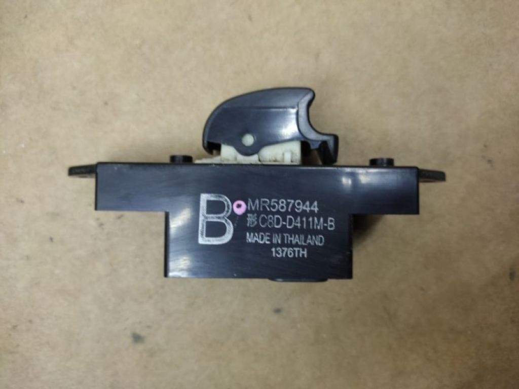 MR587944 | Кнопка стеклоподъемника задн. MITSUBISHI OUTLANDER XL 05-13 - Фото 2