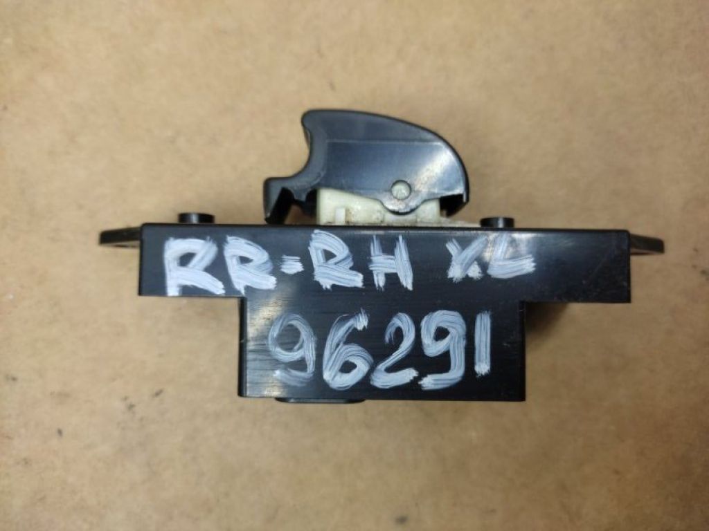 MR587944 | Кнопка стеклоподъемника задн. MITSUBISHI OUTLANDER XL 05-13 - Фото 3