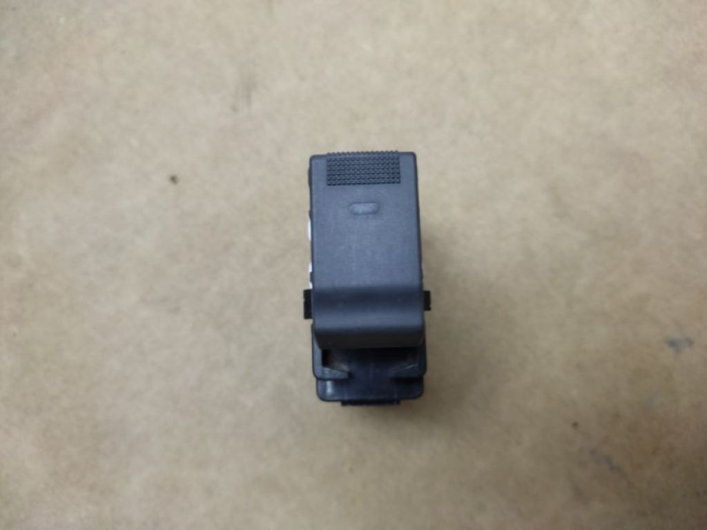 83071XA01A | Кнопка склопідіймача задн. SUBARU TRIBECA B9 05-07