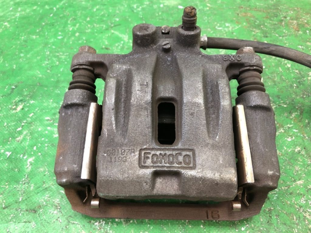 7T4Z-2552-B | Суппорт тормозной задн. прав. FORD EDGE 06-14
