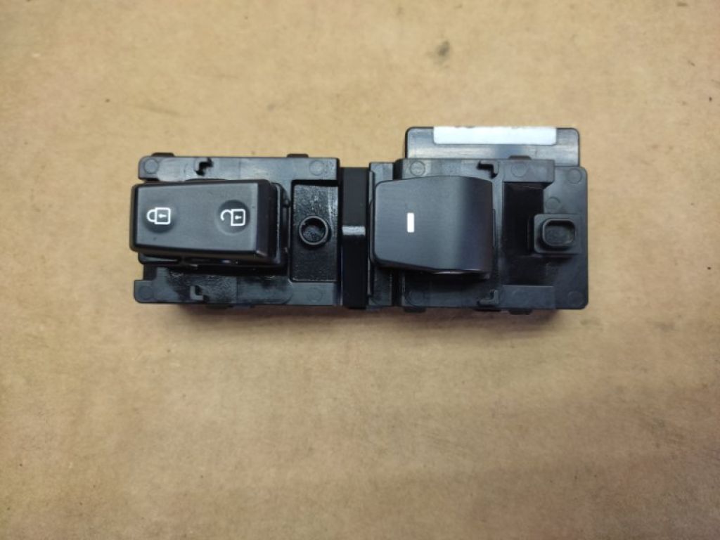93575-F20004X | Кнопка стеклоподъемника передн. прав. HYUNDAI ELANTRA AD 16-