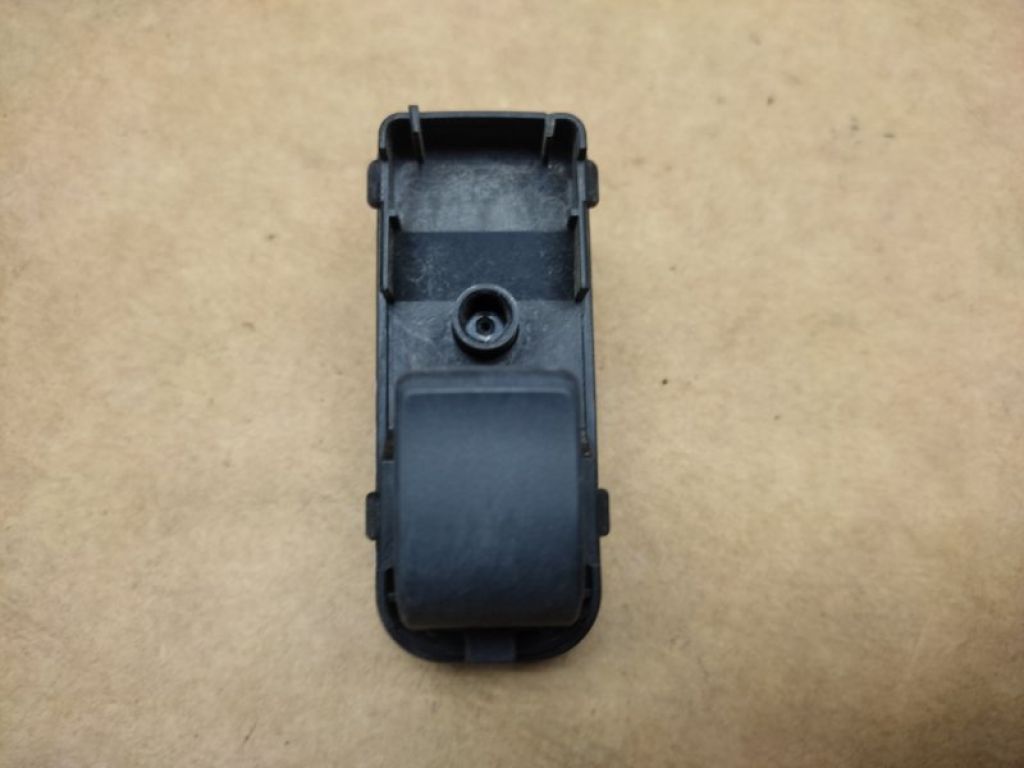 D09H-66-370 | Кнопка склопідіймача передн. прав. MAZDA CX-3 14-18