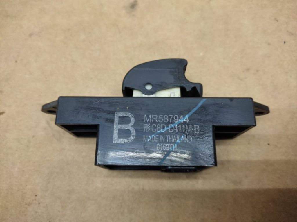 MR587944 | Кнопка стеклоподъемника MITSUBISHI LANCER X 10 07-15 - Фото 3