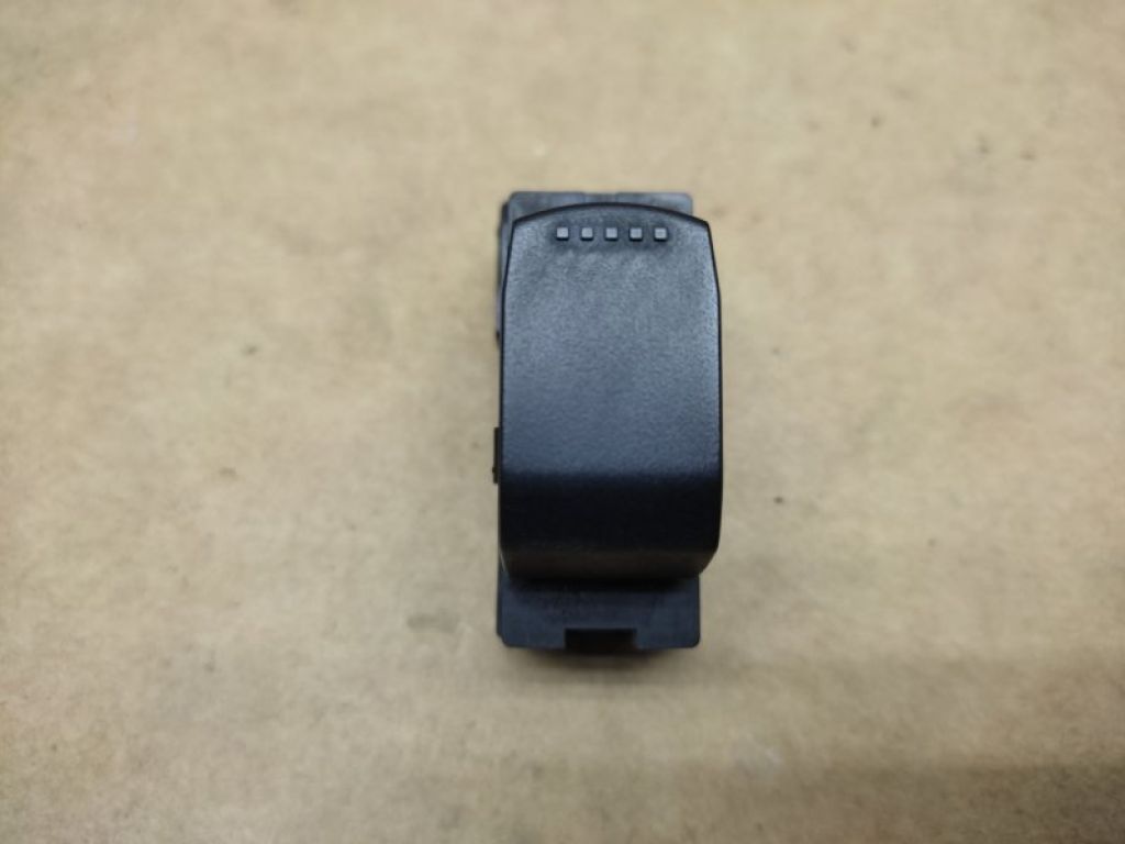 37995-62J00 | Кнопка склопідіймача задн. SUZUKI SX4 06-13
