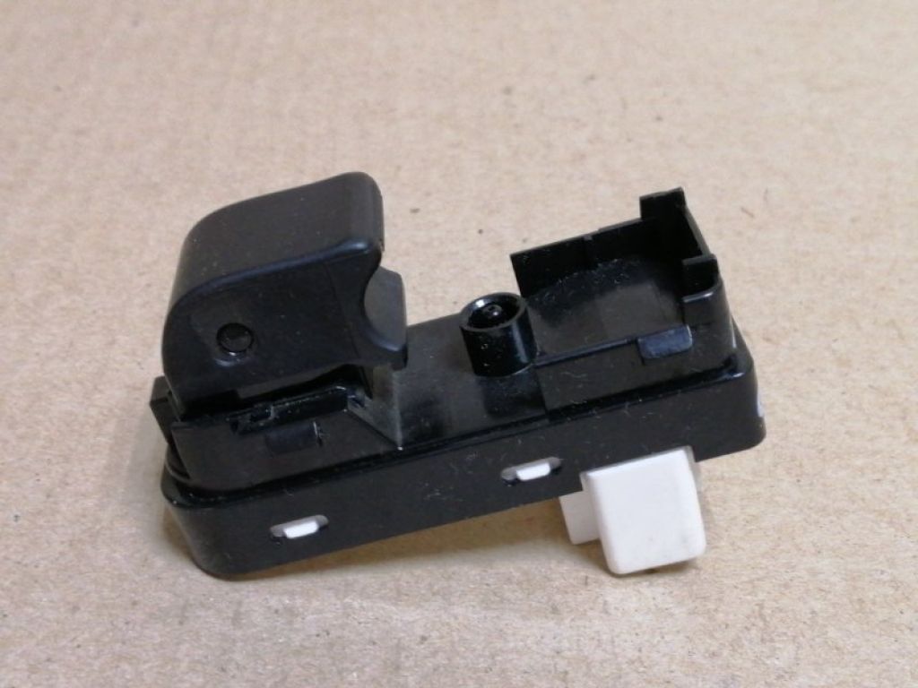 KD35-66-370A | Кнопка стеклоподъемника передн. прав. MAZDA CX-5 (KE) 11-17