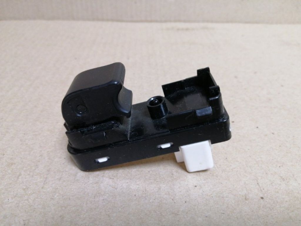 KD35-66-370A | Кнопка стеклоподъемника задн. прав. MAZDA CX-5 (KE) 11-17
