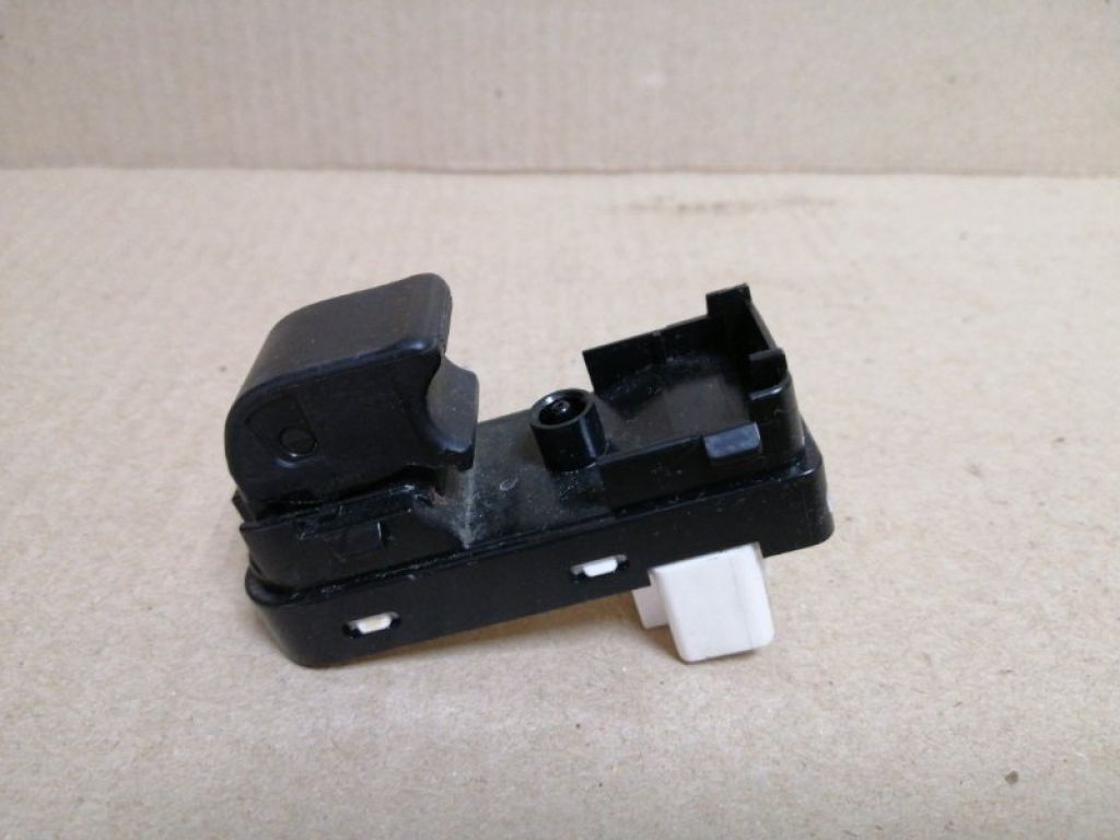 KD35-66-370A | Кнопка стеклоподъемника задн. лев. MAZDA CX-5 (KE) 11-17