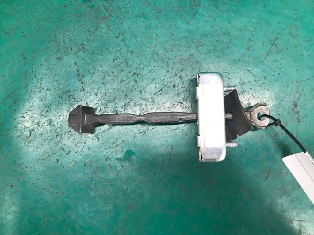 68640-0E010 | Обмежувач дверей задн. лів. LEXUS RX300/330/350/400 03-09