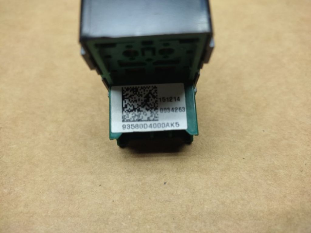 93580-D4000AK5 | Кнопка стеклоподъемника KIA OPTIMA JF 15-20 - Фото 3